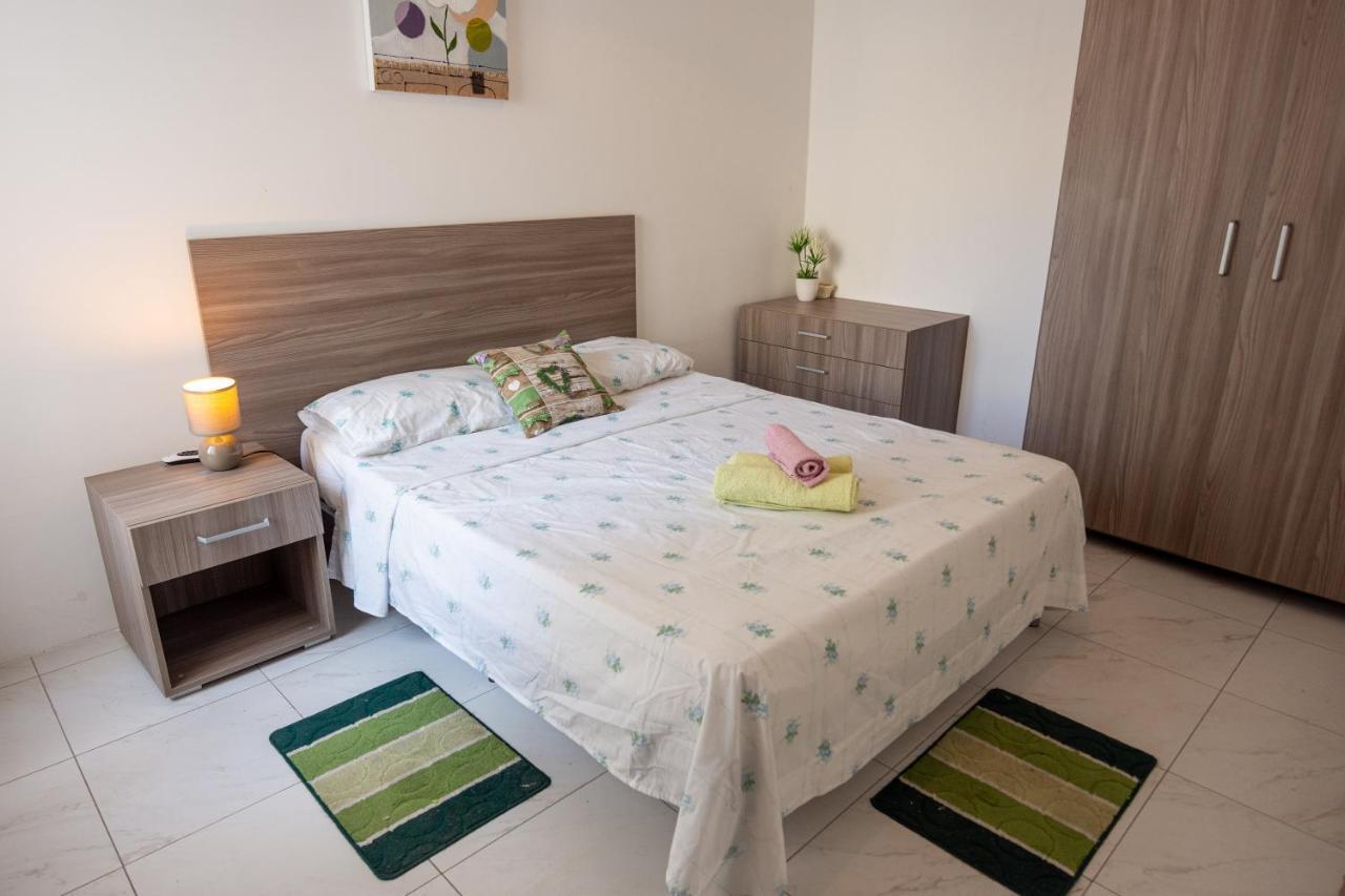 Seafront Apartment Between Valletta And Sliema Msida Luaran gambar